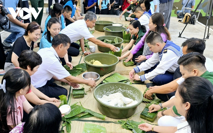 同驻守西南部海域的海军指战员一起包粽子、庆新年 - ảnh 3