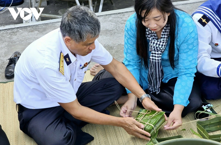 同驻守西南部海域的海军指战员一起包粽子、庆新年 - ảnh 5