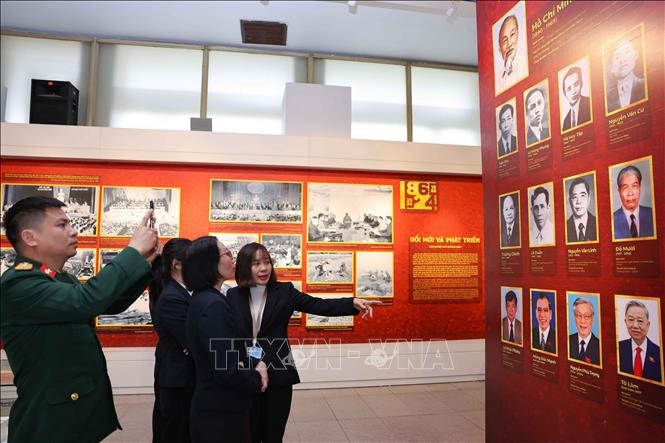 “越南共产党——与民族同行95年”展开幕 - ảnh 2