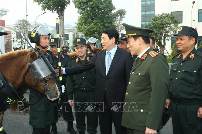 梁强探望警卫司令部干部战士并致以新春祝福 - ảnh 1