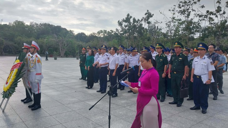 海警司令部代表团上香和撒花悼念在西南部海域牺牲的英雄烈士和同胞 - ảnh 2