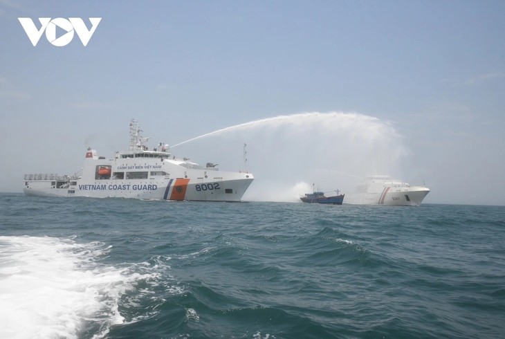 菲律宾海岸警卫队舰艇首次访问越南 - ảnh 1