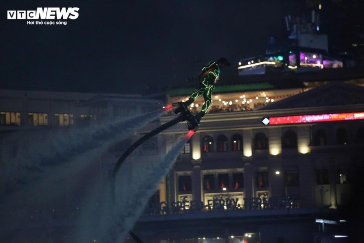 胡志明市烟花璀璨、艺术精彩庆祝统一日 - ảnh 10