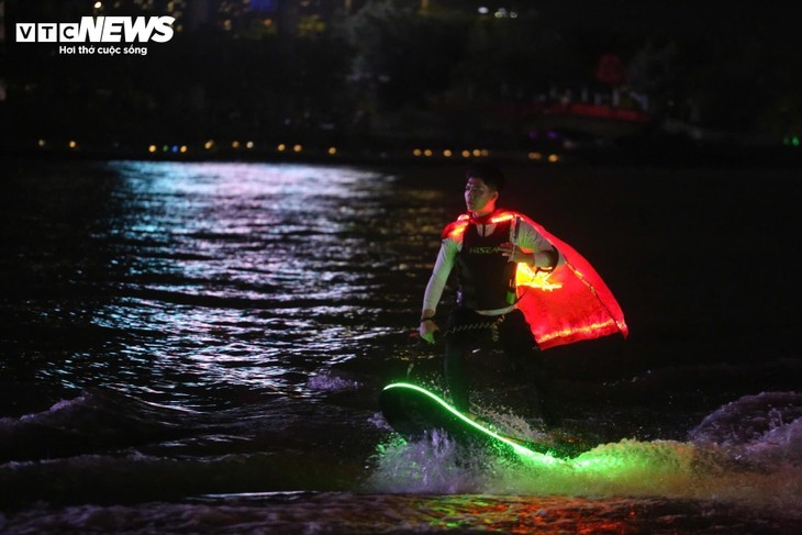胡志明市烟花璀璨、艺术精彩庆祝统一日 - ảnh 11