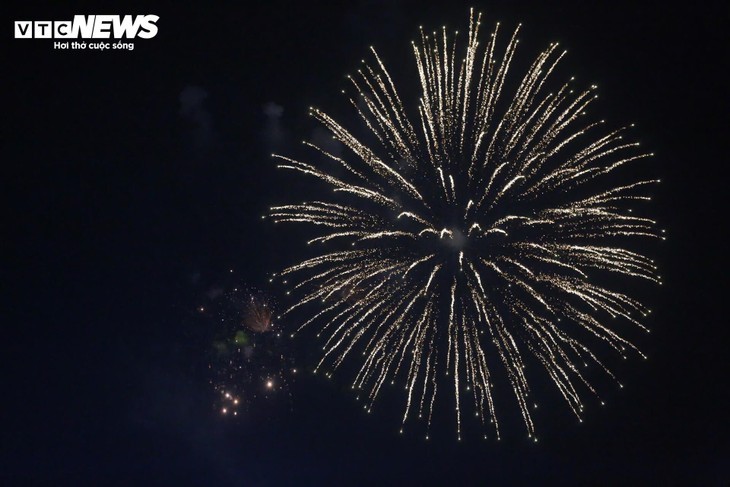 胡志明市烟花璀璨、艺术精彩庆祝统一日 - ảnh 4