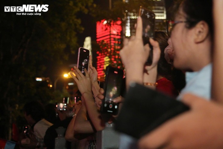 胡志明市烟花璀璨、艺术精彩庆祝统一日 - ảnh 7