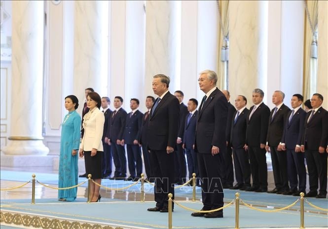 苏林出席哈萨克斯坦总统举行的欢迎仪式 - ảnh 1