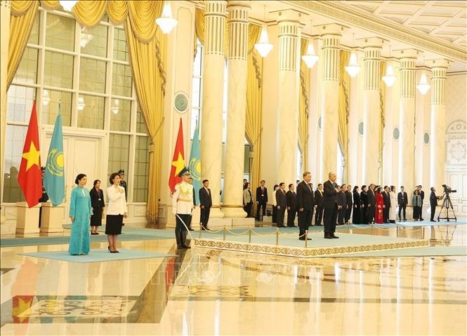 苏林出席哈萨克斯坦总统举行的欢迎仪式 - ảnh 3