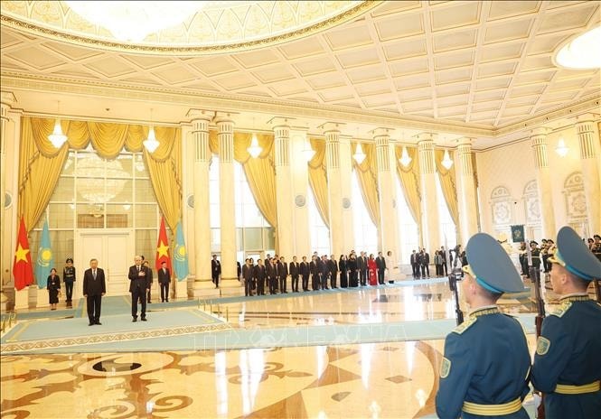 苏林出席哈萨克斯坦总统举行的欢迎仪式 - ảnh 4