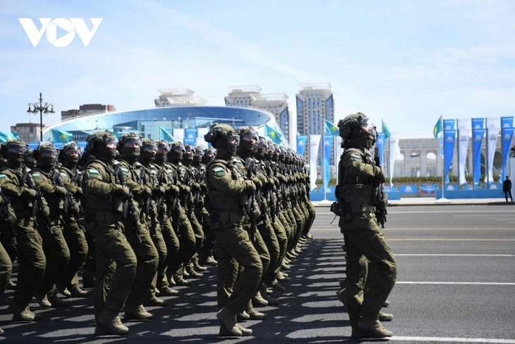 苏林出席纪念反法西斯卫国战争胜利80周年阅兵式 - ảnh 1