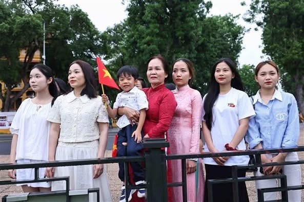 组图：向国旗敬礼特别活动在巴亭广场举行 - ảnh 5