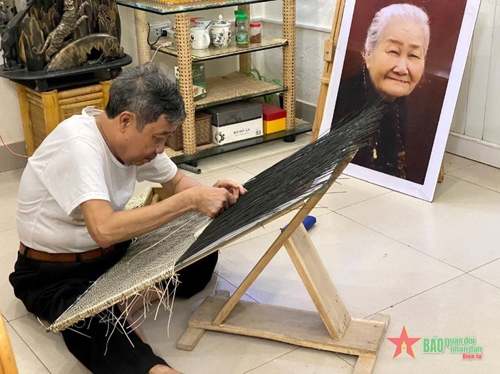用竹藤编织胡志明主席肖像的人 - ảnh 2
