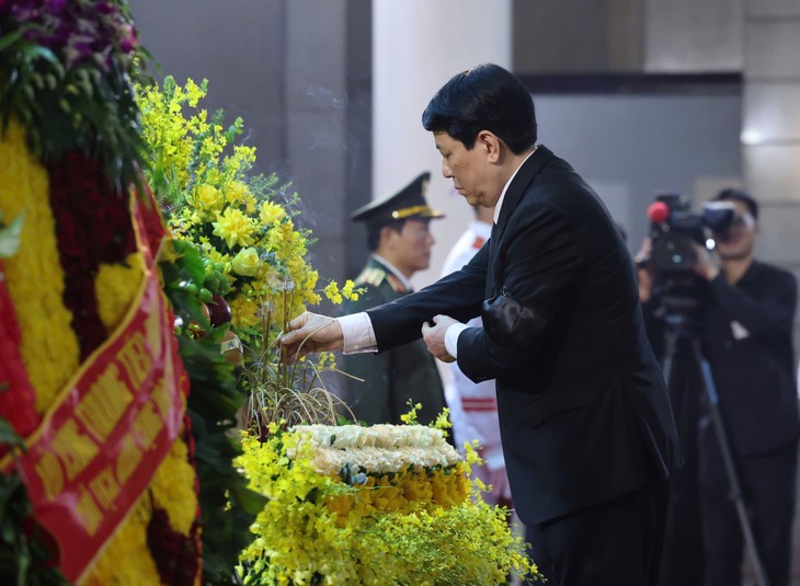党和国家领导人吊唁原国家主席陈德良 - ảnh 4