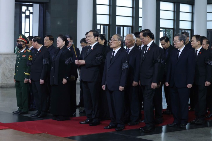 党和国家领导人吊唁原国家主席陈德良 - ảnh 5