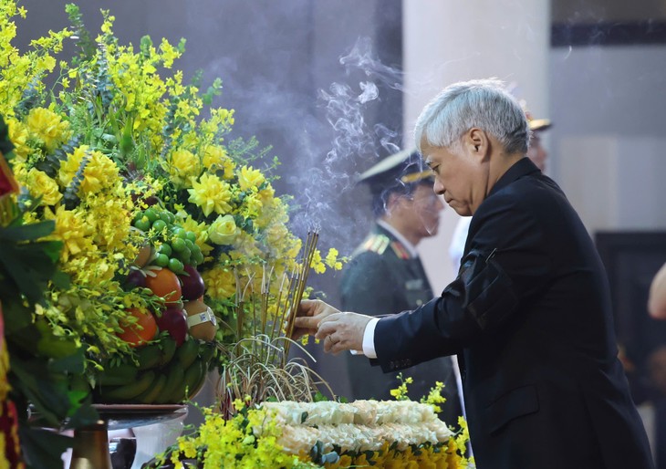 党和国家领导人吊唁原国家主席陈德良 - ảnh 10