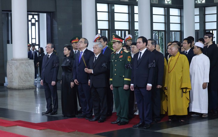 党和国家领导人吊唁原国家主席陈德良 - ảnh 9