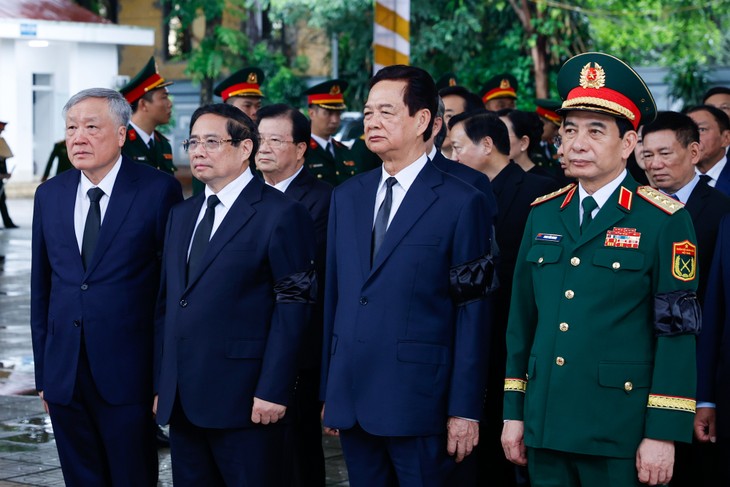 党和国家领导人吊唁原国家主席陈德良 - ảnh 7