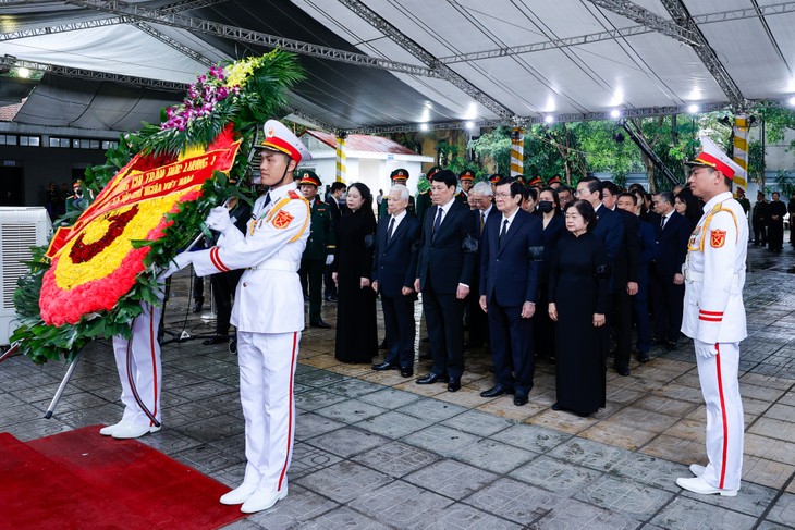 党和国家领导人吊唁原国家主席陈德良 - ảnh 3