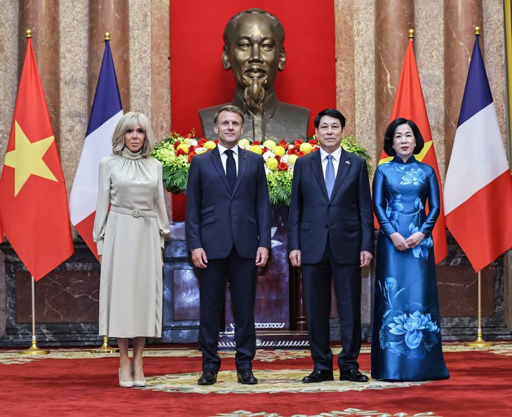 组图：国家主席梁强举行仪式欢迎法国总统对越南进行国事访问 - ảnh 6