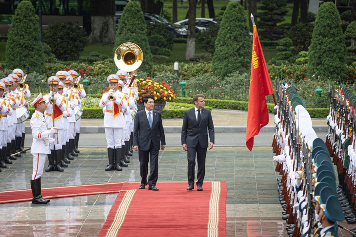 组图：国家主席梁强举行仪式欢迎法国总统对越南进行国事访问 - ảnh 4