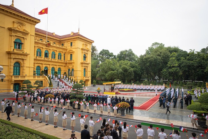 组图：国家主席梁强举行仪式欢迎法国总统对越南进行国事访问 - ảnh 1
