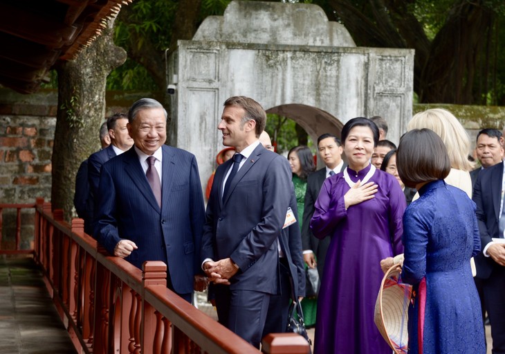 苏林夫妇与法国总统马克龙夫妇参观河内文庙—国子监 - ảnh 2