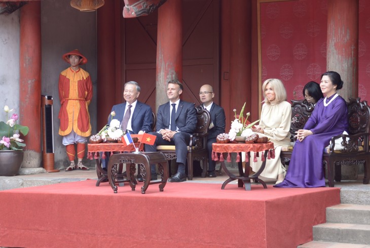 苏林夫妇与法国总统马克龙夫妇参观河内文庙—国子监 - ảnh 6