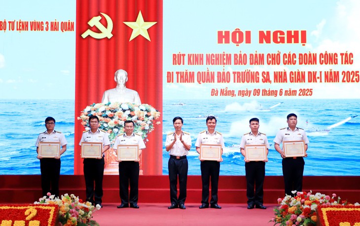 完成长沙和DK1海上高脚屋参观考察代表团接送任务 - ảnh 1