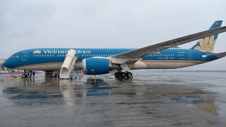 越南航空客机紧急降落印度以救援机上乘客 - ảnh 1