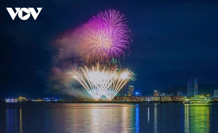 “烟花海湾”活动在广宁省下龙湾遗产海岸启幕 - ảnh 1