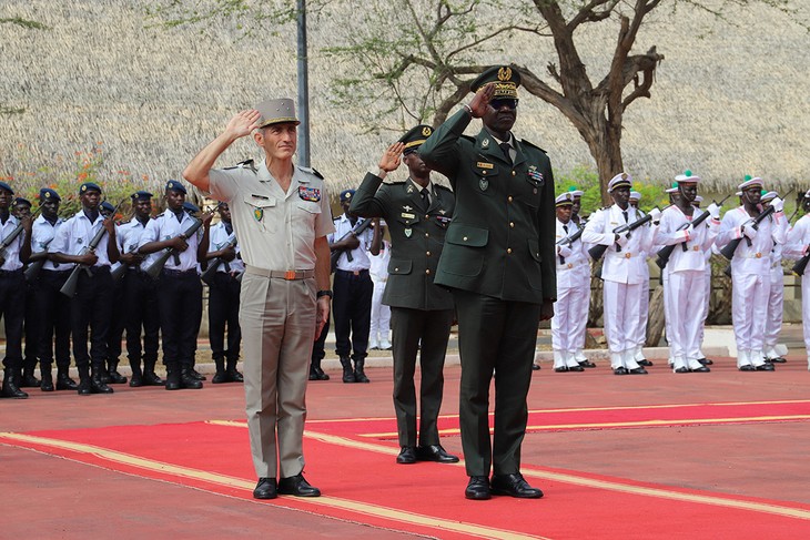 法国军队撤离塞内加尔，结束在西非和中非的军事存在 - ảnh 1