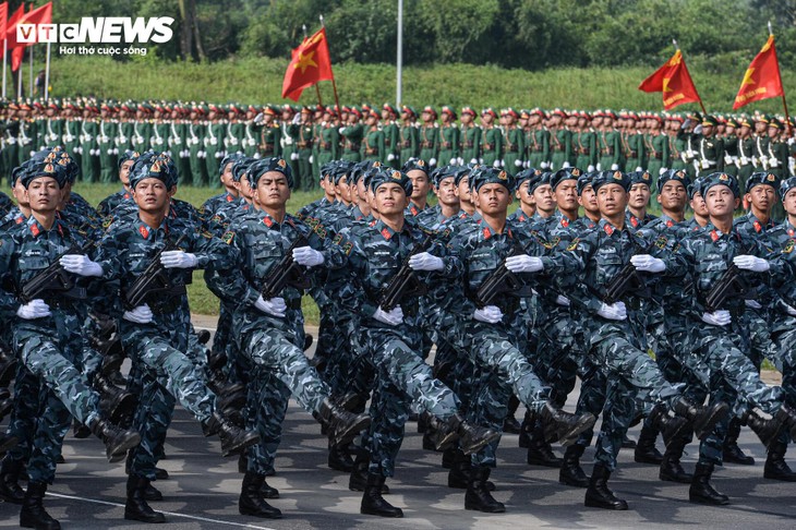 参加国庆庆典阅兵和游行的各种武装部队进行综合演练 - ảnh 3