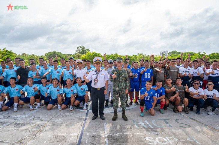 越菲海军在双子东岛举行友好交流活动 - ảnh 1