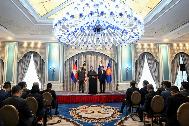 泰国和柬埔寨迅速达成无条件停火协议 - ảnh 2