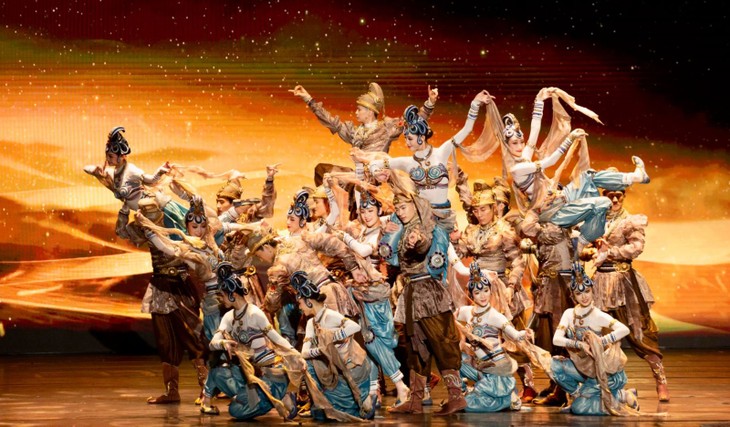 中国中央民族歌舞团来越演出 - ảnh 1