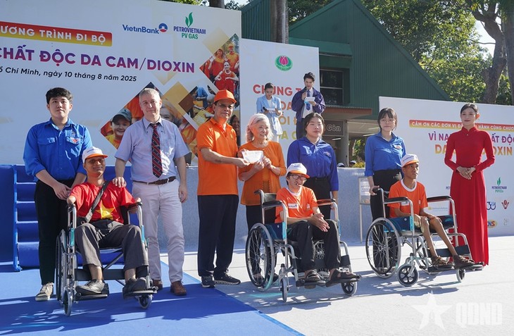 五千余人同行 关爱橙剂受害者 - ảnh 1