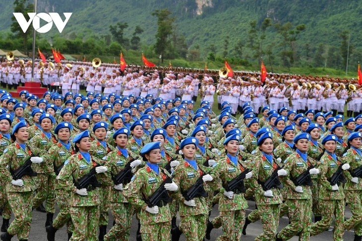 阅兵游行第三次联合训练：新型特种车辆亮相 - ảnh 7