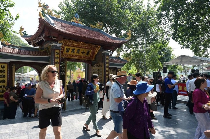 成千上万游客参观宝河祠庙会 - ảnh 1