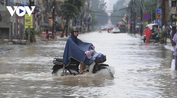 北部各地紧急应对台风麦德姆带来的降雨和洪水 - ảnh 1
