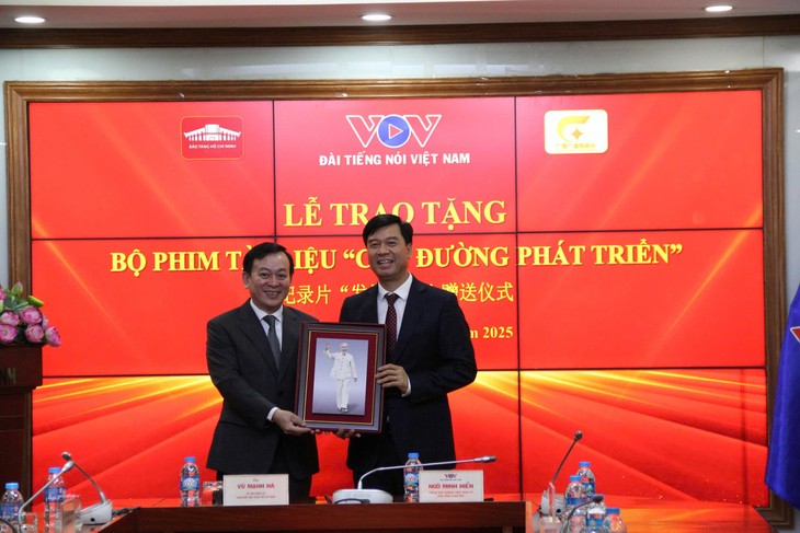 《发展之路》纪录片赠送仪式在河内举行 - ảnh 1