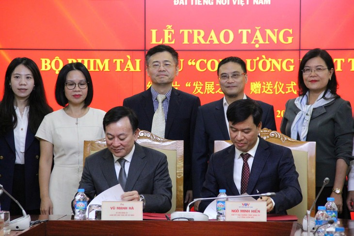 《发展之路》纪录片赠送仪式在河内举行 - ảnh 2