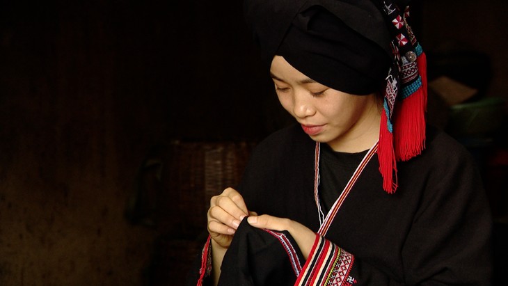 靛蓝色与丝线编织的瑶族服饰 - ảnh 3