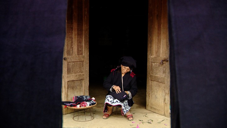 靛蓝色与丝线编织的瑶族服饰 - ảnh 1