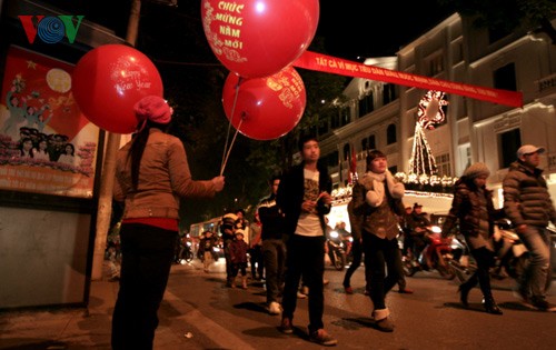 Suasana Tahun Baru di kota Hanoi - ảnh 2