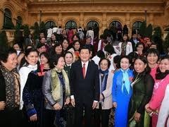 Presiden Truong Tan Sang menerima para wanita tipikal peserta Kongres Federasi Wanita  - ảnh 2