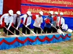 Pencangkulan pertama pembangunan Zona Peringatan Presiden Ho Chi Minh di Laos - ảnh 1