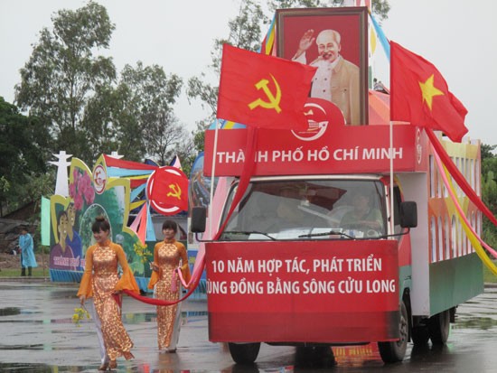 Peringatan ultah ke-37 Hari Pembebasan Vietnam Selatan dan Penyatuan Tanah Air - ảnh 2