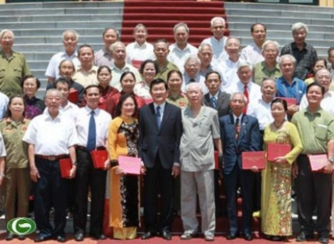 Presiden Vietnam Truong Tan Sang menerima delegasi  mantan kader pembantu Presiden Ho Chi Minh - ảnh 1