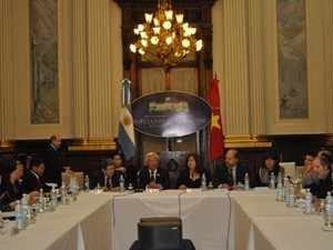 Wakil Ketua MN Vietnam Uong Chu Luu melakukan kunjungan di Argentina - ảnh 1