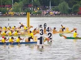 Lomba mendayung perahu naga di Vietnam - ảnh 1